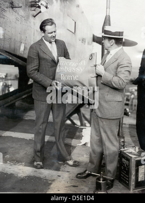 Foto von Luftpost Pilot Lloyd Bertaud und nicht identifizierte Person Stockfoto