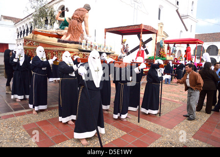 Maskierte Männer in Buße Kostüm für Ostern, eine alte spanische Tradition. Tunja, Boyacá, Anden, Kolumbien, Südamerika Stockfoto