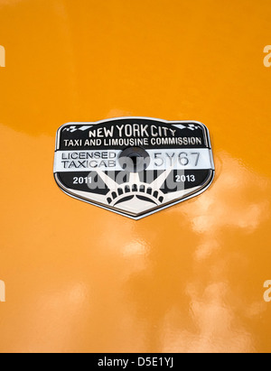 New York Taxi Medaillon-Lizenz für ein gelbes taxi Stockfoto