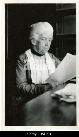 Christine Ladd-Franklin, eine Pionierin der amerikanischen Mathematikerin und Logikerin, ist in diesem Porträt aus dem 20. Jahrhundert zu sehen. Sie leistete bedeutende Beiträge zur visuellen Wahrnehmung und Logik. Stockfoto