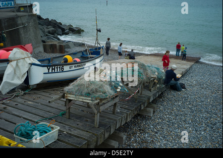 Sheringham Fischerboot, Sheringham, Norfolk, England. Juli 2012. Hölzerne Slipanlage am Strand von Sheringham mit Fischerboot und Netze. Stockfoto