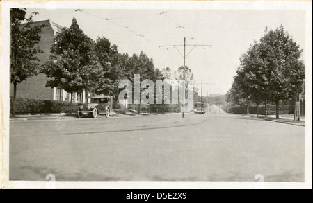 Ein malerischer Blick von der Connecticut Avenue NW in Washington, D.C. nach Osten in Richtung Calvert Street Bridge. Dieses Foto fängt die architektonischen Elemente und die städtische Landschaft des Washington des frühen 20. Jahrhunderts ein. Stockfoto