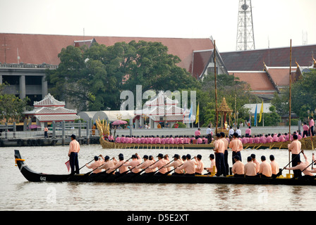 Das Thai royal navy Proben für die Kings Geburtstag mit einer Restlaufzeit von Dezember aufgenommen in Bangkok Thailand am 20.10.2012 Stockfoto