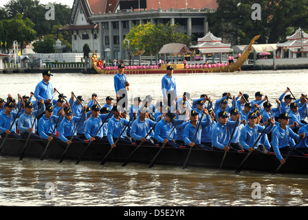 Das Thai royal navy Proben für die Kings Geburtstag mit einer Restlaufzeit von Dezember aufgenommen in Bangkok Thailand am 20.10.2012 Stockfoto