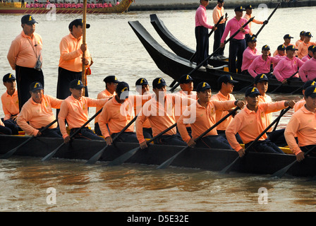 Das Thai royal navy Proben für die Kings Geburtstag mit einer Restlaufzeit von Dezember aufgenommen in Bangkok Thailand am 20.10.2012 Stockfoto