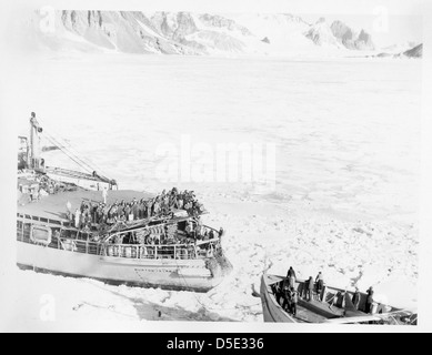 Die USS Burton-Insel (AG-88) und der USS Edisto (AG-89) bricht Eis Stockfoto