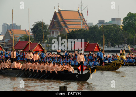 Das Thai royal navy Proben für die Kings Geburtstag mit einer Restlaufzeit von Dezember aufgenommen in Bangkok Thailand am 20.10.2012 Stockfoto