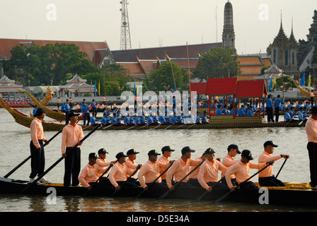 Das Thai royal navy Proben für die Kings Geburtstag mit einer Restlaufzeit von Dezember aufgenommen in Bangkok Thailand am 20.10.2012 Stockfoto