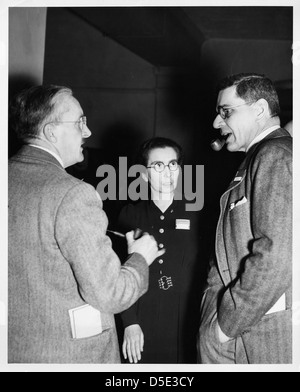 (Von links nach rechts): unbekannter Mann; britische Archäologin Dorothy Annie Elizabeth ('Daisy') Garrod (1892-1968); und nicht identifizierten Mann Stockfoto