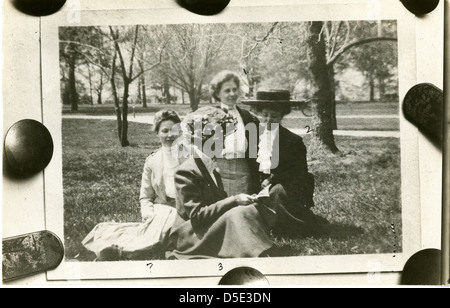 (Von links nach rechts): Eine nicht identifizierte Frau (evtl. Alice Haskins) Sitzen mit Lucia McCulloch (1873-1955), Clara H. Hasse (1880?1926), und Maria K. Berger Stockfoto