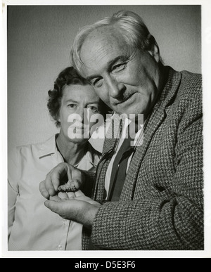 (von links nach rechts): Mary Douglas Nicol Leakey (1913 – 1996) und ihr Ehemann Louis Seymour Bazett Leakey (1903-1972) Stockfoto