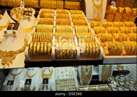 Goldschmuck auf Verkauf, Dubai Gold Souk, Dubai, Vereinigte Arabische Emirate. Stockfoto