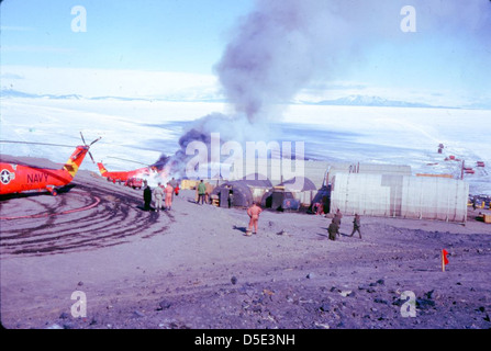 Ein Hubschrauberfeuer auf der McMurdo-Basis in der Antarktis, der vor dem Eintreffen des Notfallteams ausgelöst wurde, zeigt die Intensität der Situation. Stockfoto