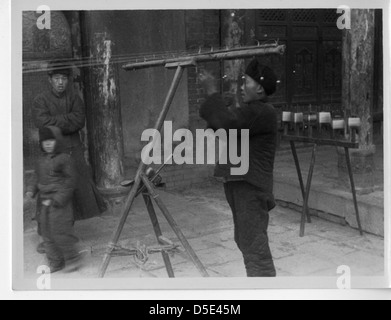 China, verschiedene Szenen: Spinnen Seide bei Sanyuan, Shaanxi Stockfoto