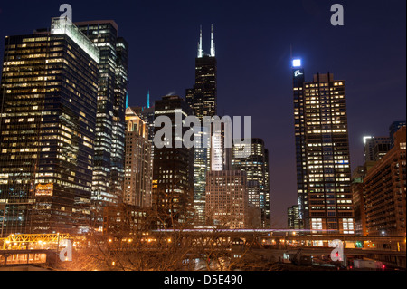 CHICAGO - 28. März: Ein Blick auf die Skyline von Chicago in der Nacht einschließlich der Willis Tower in Chicago, USA am 28. März 2013. Stockfoto