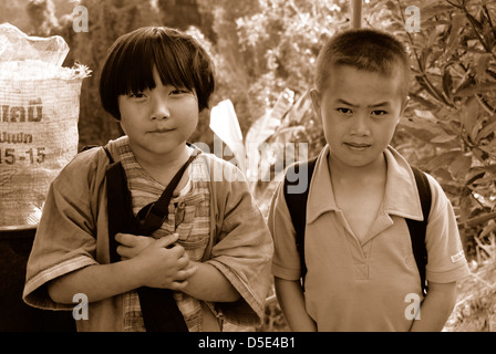 Zwei Kinder auf dem Heimweg von der Schule aus dem Bury toey Dorf Chiang Mai Nordthailand aufgenommen am 07.01.2009 Stockfoto