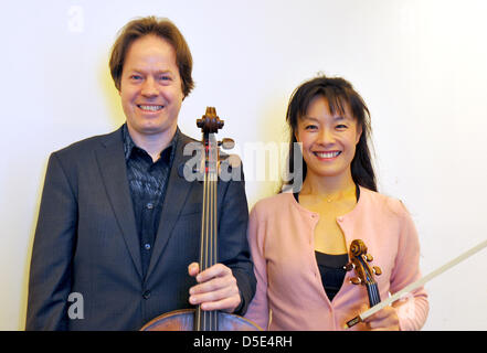 Cellist Jan Vogler und seine Frau, chinesische Geigerin Mira Wang, posieren für die Kamera vor einem Konzert in Dresden, Deutschland, 28. März 2013. Beide Musiker Leben in Dresden und New York mit Thri zwei Töchter. Foto: Matthias Hiekel Stockfoto