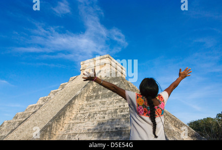 Touristen mit Tempel der Kukulkan (häufig genannt El Castillo), Chichen Itza, Yucatan, Mexiko Stockfoto