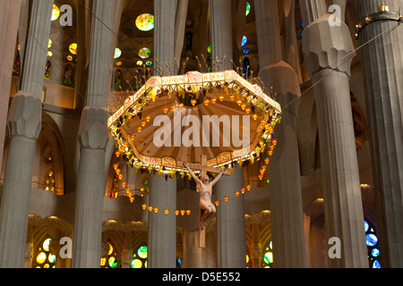 Jesus Skulptur hängen in der Basilika Sagrada Familia - eine berühmte Kathedrale, entworfen von katalanischen Architekten Antoni Gaudi Stockfoto