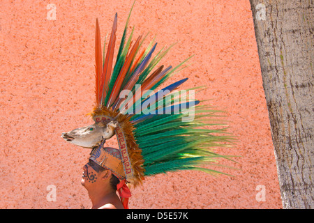 Mann trägt Kopfmaske Maya Hirsch Gott, Tulum, Quintana Roo Zustand, Mexiko Stockfoto