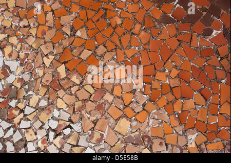 Farbiges Glas Mosaik finden Sie auf Casa Batllo - ein Haus im Jahre 1904 neu gestaltete von Antoni Gaudi. Stockfoto