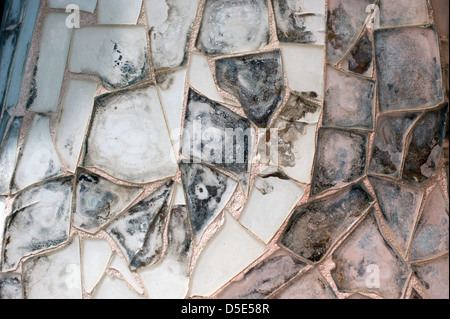 Farbiges Glas Mosaik finden Sie auf Casa Batllo - ein Haus im Jahre 1904 neu gestaltete von Antoni Gaudi. Stockfoto