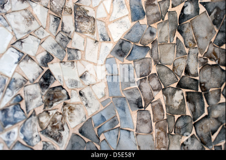 Farbiges Glas Mosaik finden Sie auf Casa Batllo - ein Haus im Jahre 1904 neu gestaltete von Antoni Gaudi. Stockfoto