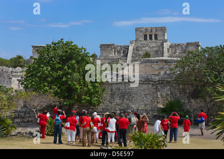 Touristen auf Ruinen von Tulum, Quintana Roo Zustand, Mexiko Stockfoto