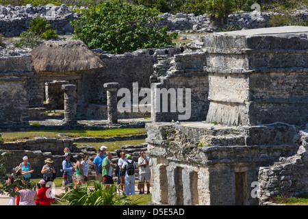 Touristen in Ruinen von Tulum, Quintana Roo Zustand, Mexiko Stockfoto