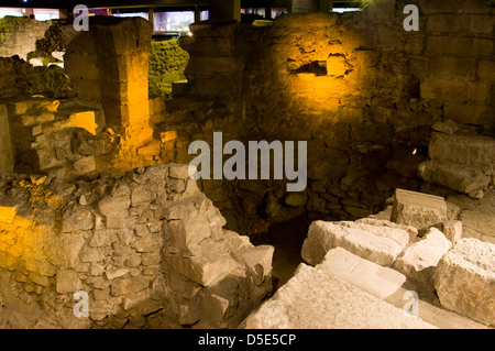 Gallo-römische Ruinen in die archäologische Krypta Paris Notre-Dame, Paris, Frankreich Stockfoto