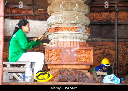 Arbeitnehmer in das Heiligtum der Wahrheit in Pattaya Thailand aufgenommen am 28.02.2013 Stockfoto