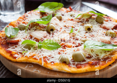 große hausgemachte Pizza mit Speck, Fast-Food Stockfoto