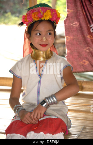 ein junges Mädchen langen Hals von Karen Bergvolk Tatong Dorf Chiang Mai Nordthailand aufgenommen am 08.12.2008 Stockfoto
