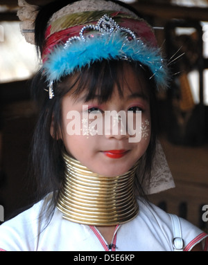 Porträt hübsches junges Mädchen Langhals Karen Hilltribe Tatong Dorf Chiang Mai Nordthailand Stockfoto