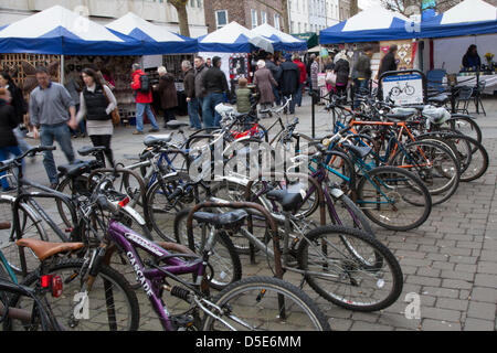 Die Stadt York, Yorkshire, Großbritannien gut Freitag, 29. März 2013. Zyklen geparkt und Stände auf den besonderen jährlichen Ostern basteln und Essen Fayre in St. Sampson Square und Parliament Street wo Straßenhändler ihre waren füllen die Straßen mit dem Geschmack und Gerüche der gute Yorkshire Tarif ausstellen statt. Stockfoto