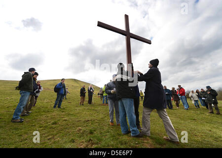 Lokalen Gemeindemitglieder aus der Cam und Durley Bezirk Kirchen zusammen Gruppe stellen ihre jährliche Osterprozession Kreuztragung aus Dursley zu Cam Gipfel in Gloucestershire (29. März 2013). Stockfoto