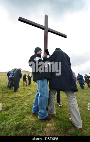 Lokalen Gemeindemitglieder aus der Cam und Durley Bezirk Kirchen zusammen Gruppe stellen ihre jährliche Osterprozession Kreuztragung aus Dursley zu Cam Gipfel in Gloucestershire (29. März 2013). Stockfoto