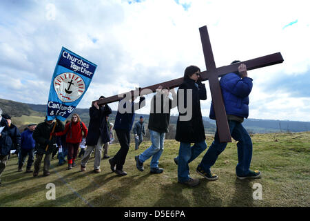 Lokalen Gemeindemitglieder aus der Cam und Durley Bezirk Kirchen zusammen Gruppe stellen ihre jährliche Osterprozession Kreuztragung aus Dursley zu Cam Gipfel in Gloucestershire (29. März 2013). Stockfoto