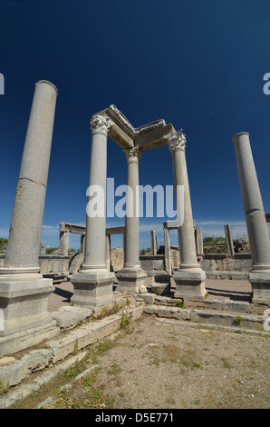 Antike griechische Ruinen, mit korinthischen Säulen und Gebälk Ecke. Im Hintergrund Türen und Türschwellen Stockfoto