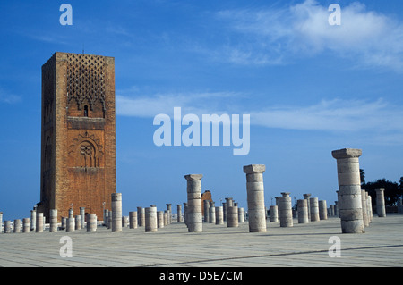 Die unvollständige Minarett der Hassan-Turm und umliegenden Moschee Säulen Stockfoto