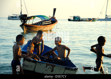 Kinder spielen auf Lipe Island als das Licht schwindet schnell. Lipe Insel Satun Thailand aufgenommen am 08.11.2012 Stockfoto