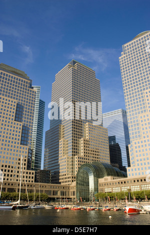 Das World Financial Center Plaza in Brookfield Platz, Bürogebäuden gegen den blauen Himmel und Wolken Stockfoto