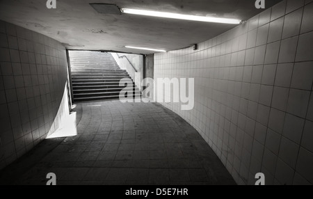 Unterführung mit Lichtern und Treppen in das glühende Ende Stockfoto