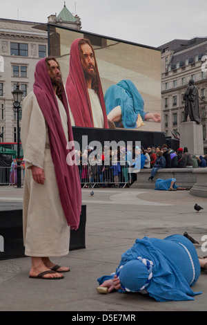 Die Passion von Jesus auf dem Trafalgar Square, London, UK am Karfreitag Ostern. Schauspieler James Burke-Dunsmore spielt Jesus Christus Stockfoto