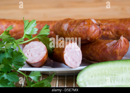 Stück von der Wurst mit Petersilie und Gurke Stockfoto