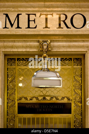 Ein Metro-Schild über dem Ticketschalter für die U-Bahn am Grand Central Terminal Bahnhof Stockfoto