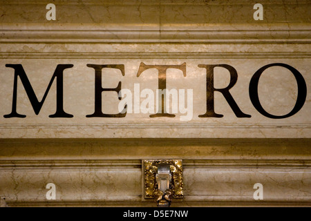 Ein Metro-Schild über dem Ticketschalter für die U-Bahn am Grand Central Terminal Bahnhof Stockfoto