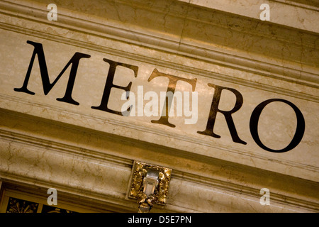 Ein Metro-Schild über dem Ticketschalter für die U-Bahn am Grand Central Terminal Bahnhof Stockfoto