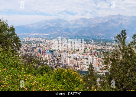 Vogelperspektive Blick auf Santiago de Chile vom Cerro San Cristobal. Stockfoto