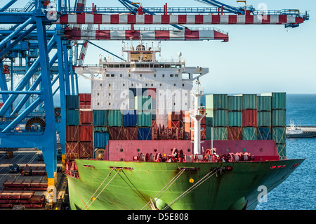 Versand Transport-Industrie - Container sind Last an Bord eines Schiffes von Kränen. Closeup Cargo Schiff und Portal-Aktion. Stockfoto